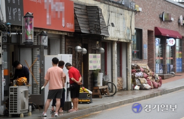 특별재난지역으로 선포된 안성시 일죽면 수해지역이 9일 오후 외관상 어느정도 복구가 진행된듯 보이나 침수됐던 상품과 상가 내부 등이 정리가 안돼 여전히 영업을 못하고 있다. 김시범기자​