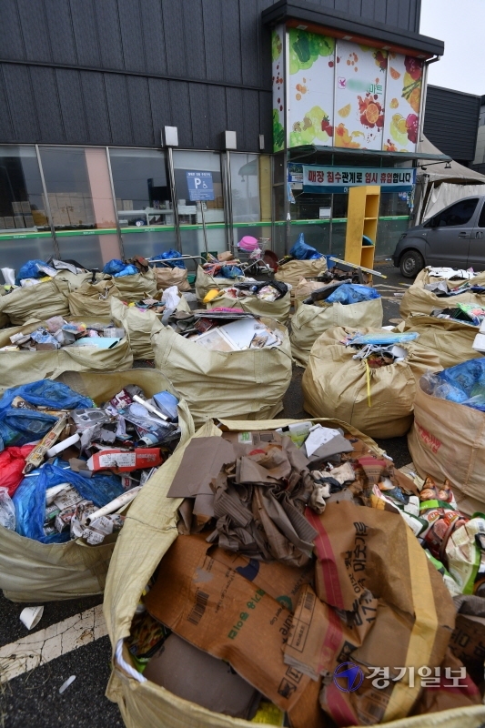특별재난지역으로 선포된 안성시 일죽면 수해지역이 9일 오후 외관상 어느정도 복구가 진행된듯 보이나 침수됐던 상품과 상가 내부 등이 정리가 안돼 여전히 영업을 못하고 있다. 김시범기자​