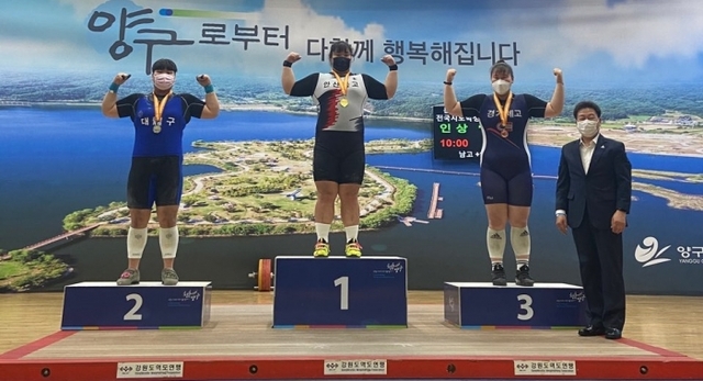 안산공고 박혜정(가운데)이 제47회 문화체육관부장관기 전국시ㆍ도학생역도대회 여고부 +87㎏급서 한국학생신기록 2개, 한국주니어신기록 1개를 작성하며 3관왕에 오른 뒤 시상대에서 포즈를 취하고 있다. 안산공고 제공