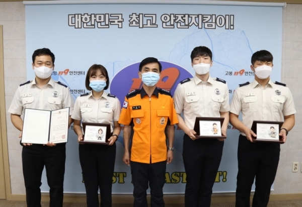 왼쪽부터 한익희 대원,서정선 대원,박용호일산소방서장, 국봉철 대원, 이승수 대원