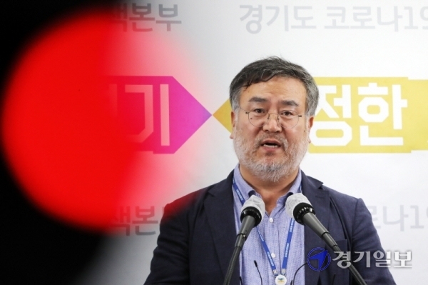 송기춘 나눔의집 민관합동조사단 공동단장이 11일 오전 경기도청 브리핑룸에서 광주 나눔의집 조사 결과를 발표하고 있다. 김시범기자