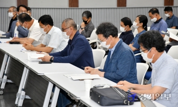 11일 경기도의회 대회의실에서 열린 '용인 SK하이닉스 안성천수계 유해물질 배출에 관한 대책토론회'에서 안성천살리기시민모임 등 시민단체 회원과 참석자들이 주제발표를 듣고 있다. 김시범기자