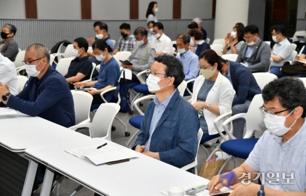 11일 경기도의회 대회의실에서 열린 '용인 SK하이닉스 안성천수계 유해물질 배출에 관한 대책토론회'에서 안성천살리기시민모임 등 시민단체 회원과 참석자들이 주제발표를 듣고 있다. 김시범기자