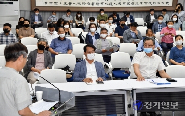 11일 경기도의회 대회의실에서 열린 '용인 SK하이닉스 안성천수계 유해물질 배출에 관한 대책토론회'에서 안성천살리기시민모임 등 시민단체 회원과 참석자들이 주제발표를 듣고 있다. 김시범기자