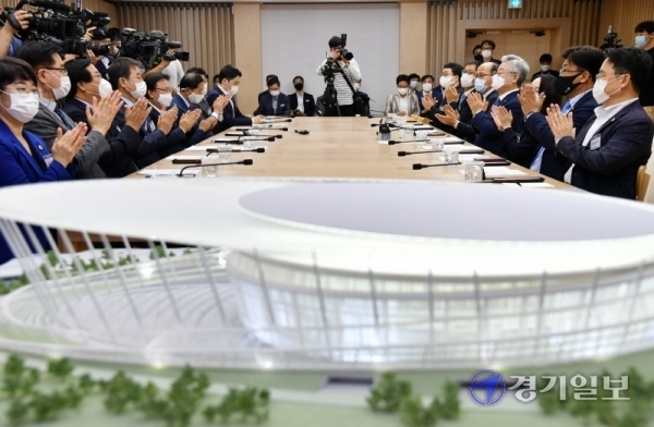 11일 오후 경기도청 상황실에서 열린 ‘K-컬처밸리 성공적 추진을 위한 업무협약식’에서 이재명 경기도지사, (주)씨제이라이프시티 김천수 대표, 이재준 고양시장, 홍정민ㆍ이용우 국회의원 등 참석자들이 국내 최초 최첨단 대형 전문 공연장(ARENA) 모형 앞에서 박수를 치고 있다. 김시범기자