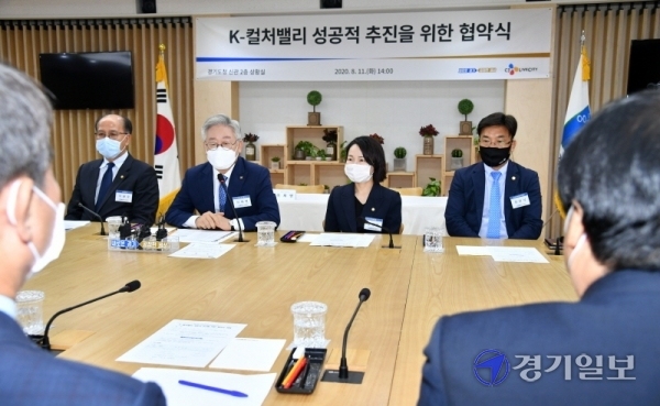 11일 오후 경기도청 상황실에서 열린 ‘K-컬처밸리 성공적 추진을 위한 업무협약식’에서 이재명 경기도지사가 인사말을 하고 있다. 김시범기자