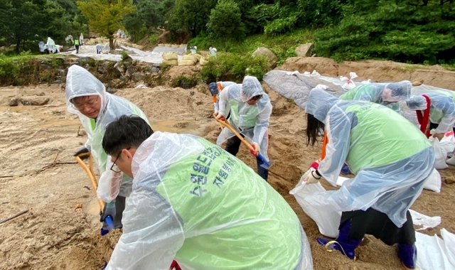 ▲ 경기도수원월드컵경기장관리재단이 입주 기업인 스포츠아일랜드 임직원들과 함께 수해지역인 안성시에서 복구 봉사활동을 펼치고 있다.월드컵재단 제공
