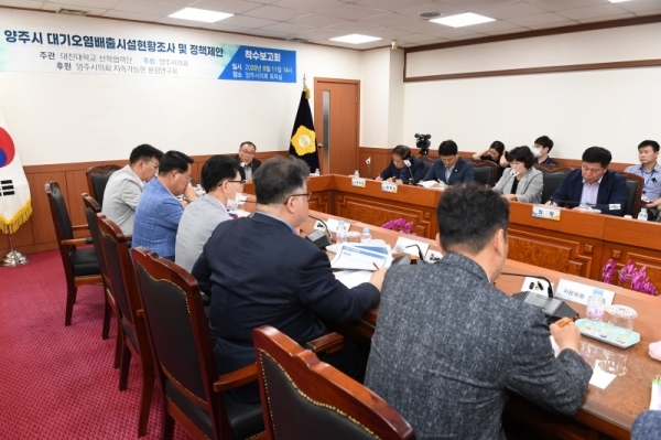 양주시의회 의원연구단체 ‘접경지역 발전연구회’와 ‘지속가능한 환경연구회’가 11일 의정협의회실에서 잇따라 착수보고회를 개최했다. 의원연구단체의 활동기간은 올해 11월까지다. 양주시의회 제공