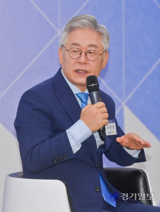 이재명 경기도지사가 12일 경기도청에서 열린 ‘한반도 평화와 남북관계 회복을 위한 좌담회’에서 경기도 대북교류사업 성과를 설명하고 있다. 윤원규기자