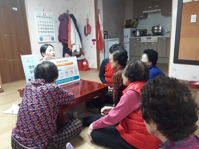 13일 동두천시 보건소 직원들이 노인정을 방문, 맞춤형 나트륨저감화사업을 홍보하고 있다. 동두천시 제공