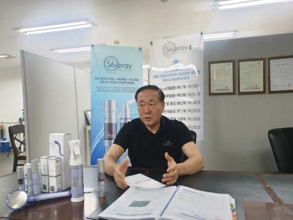 인터뷰중인 권용택 실버렉스 회장