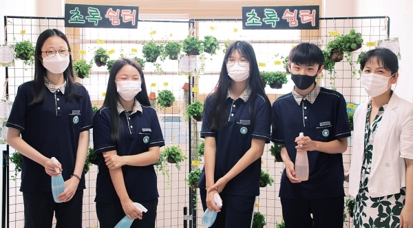 지난 6월부터 코로나19 극복 프로젝트를 진행하고 있는 화성 한백중학교에서 초록 에코 동아리 학생들이 교내 공기정화식물을 관리하고 있다. 한백중학교 제공