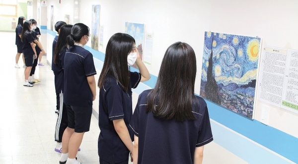 코로나19 극복 프로젝트 일환으로 아무그림 챌린지 프로그램을 진행 학생들이 명화를 관람하고 있다. 한백중학교 제공