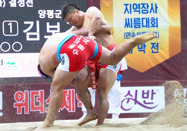 ▲ 13일 강원도 영월스포츠파크 실내체육관에서 열린 2020 영월장사씨름대회 한라장사 결정전에서 양평군청의 김보경(오른쪽)이 이주용(수원시청)을 잡채기 기술로 공격하고 있다.대한씨름협회 제공