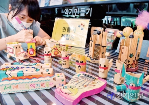 어린이들이 악기의 구조와 원리를 배울 수 있는 악기 만들기 체험도 할 수있다. 윤원규기자