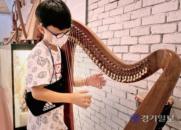 박물관 곳곳에 꺼내져 있는 악기들은 직접 다뤄볼 수 있는 악기들이다. 어린이가 하프를 연주하고 있다. 윤원규기자