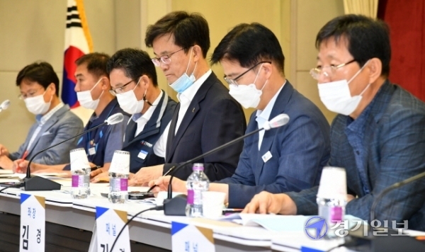 13일 경기도의회 대회의실에서 열린 '2021년 경기도 생활임금 공개토론회'에서 각 분야 토론자들이 의견을 밝히고 있다. 김시범기자