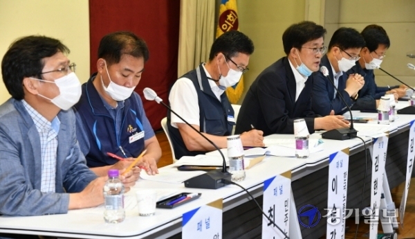 13일 경기도의회 대회의실에서 열린 '2021년 경기도 생활임금 공개토론회'에서 각 분야 토론자들이 의견을 밝히고 있다. 김시범기자