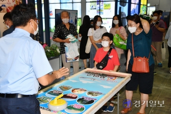 13일 오전  '2020 대한민국 방방곡곡 여행박람회'가 개막된 고양시 일산 킨텍스 제1전시장에서 관람객들이 각 부스별로 진행하는 이벤트에 참여하고 있다. 전국 지자체 및 관광업체가 참여해 여행관련 공연, 전시, 이벤트 등을 선보이는 이번 여행박람회는 오는 16일까지 계속된다. 김시범기자
