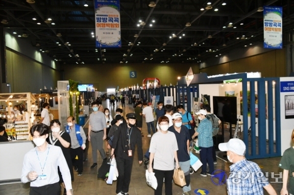13일 오전  '2020 대한민국 방방곡곡 여행박람회'가 개막된 고양시 일산 킨텍스 제1전시장에서 관람객들이 각 부스별로 진행하는 이벤트에 참여하고 있다. 전국 지자체 및 관광업체가 참여해 여행관련 공연, 전시, 이벤트 등을 선보이는 이번 여행박람회는 오는 16일까지 계속된다. 김시범기자