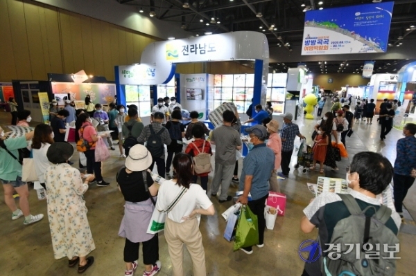 13일 오전  '2020 대한민국 방방곡곡 여행박람회'가 개막된 고양시 일산 킨텍스 제1전시장에서 관람객들이 각 부스별로 진행하는 이벤트에 참여하고 있다. 전국 지자체 및 관광업체가 참여해 여행관련 공연, 전시, 이벤트 등을 선보이는 이번 여행박람회는 오는 16일까지 계속된다. 김시범기자