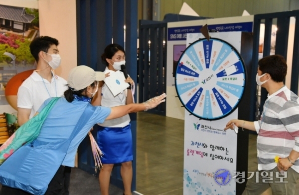 13일 오전  '2020 대한민국 방방곡곡 여행박람회'가 개막된 고양시 일산 킨텍스 제1전시장에서 관람객들이 각 부스별로 진행하는 이벤트에 참여하고 있다. 전국 지자체 및 관광업체가 참여해 여행관련 공연, 전시, 이벤트 등을 선보이는 이번 여행박람회는 오는 16일까지 계속된다. 김시범기자