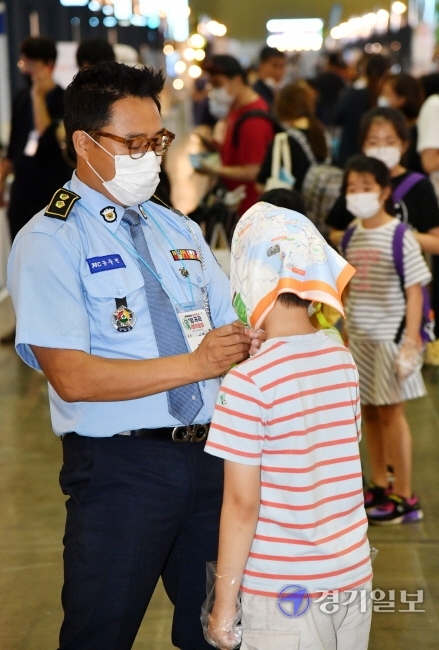 13일 오전  '2020 대한민국 방방곡곡 여행박람회'가 개막된 고양시 일산 킨텍스 제1전시장에서 관람객들이 각 부스별로 진행하는 이벤트에 참여하고 있다. 전국 지자체 및 관광업체가 참여해 여행관련 공연, 전시, 이벤트 등을 선보이는 이번 여행박람회는 오는 16일까지 계속된다. 김시범기자