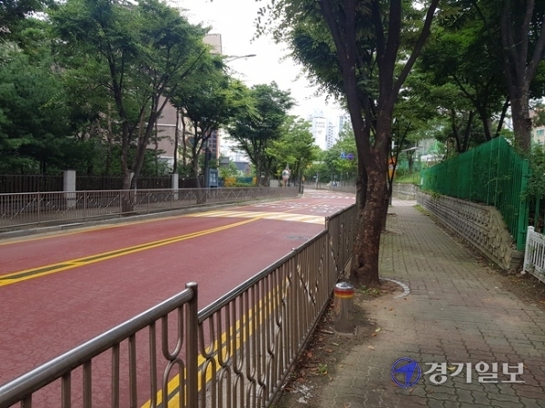 코로나 19 확진환자가 나온 죽전고등학교 인근 도로가 한산한 모습. 김승수 기자