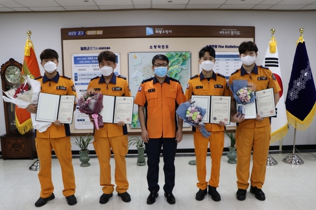 의왕소방서가 14일 김정식 소방장을 비롯해 황재원ㆍ이근승 소방교, 이진국 소방사 등 구급대원 4명에게 하트 세이버(Heart Saver)를 수여했다. 의왕소방서