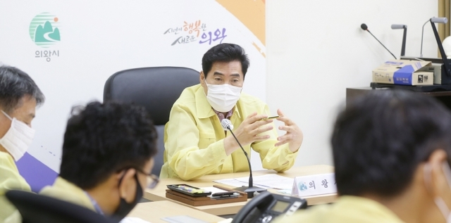 김상돈 의왕시장은 14일 시청 재난종합상황실에서 코로나19 대응상황과 관련한 긴급 영상회의에 참석했다.