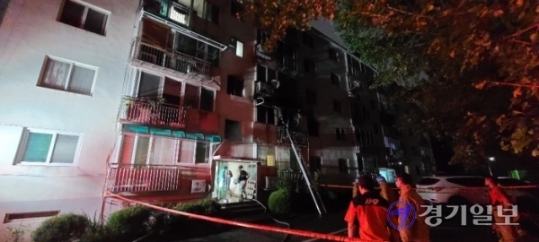 지난 14일 오후 9시30분께 평택시 비전동 새한아파트에서 발생한 전기 스쿠터 폭발사고 현장에서 소방당국이 구조에 임하고 있다. 박명호 기자