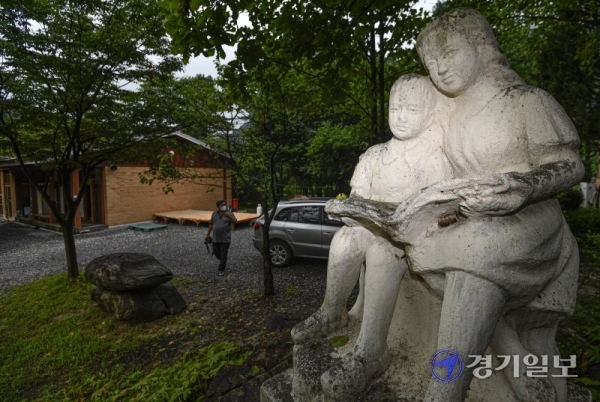 코로나19 확진 판정을 받은 서울 광진구 29번 확진자가 양평군 서종면 명달리숲속학교에서 열린 복달임 행사에 참석하면서 주민 30여명이 집단감염됐다. 사진은 해당 행사가 열린 명달리 숲속학교. 조주현 기자