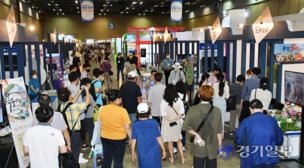 ▲ 13일 오전 '2020 대한민국 방방곡곡 여행박람회'가 개막된 고양시 일산 킨텍스 제1전시장 3홀에서 관람객들이 각 부스별로 진행되는 이벤트에 참여하고 있다.김시범기자
