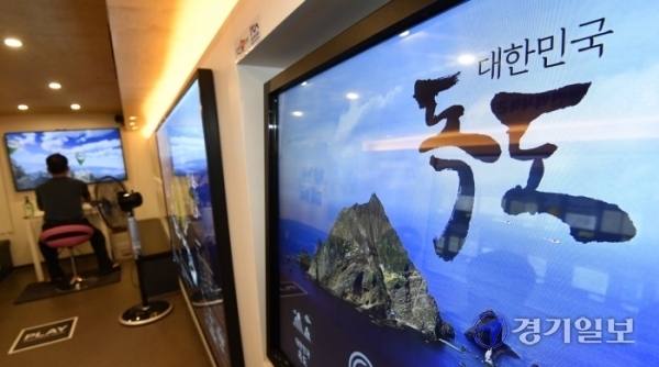 15일 오후 '2020 대한민국 방방곡곡 여행박람회'가 열린 고양시 일산 킨텍스 제1전시장에서 관람객들이 부스를 둘러보고 있다. 조주현기자