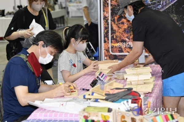 15일 오후 '2020 대한민국 방방곡곡 여행박람회'가 열린 고양시 일산 킨텍스 제1전시장에서 관람객들이 부스를 둘러보고 있다. 조주현기자