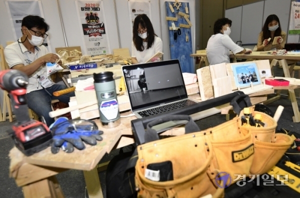 ▲ 15일 오후 '2020 대한민국 방방곡곡 여행박람회'가 열린 고양시 일산 킨텍스 제1전시장에서 관람객들이 부스를 둘러보고 있다. 조주현기자