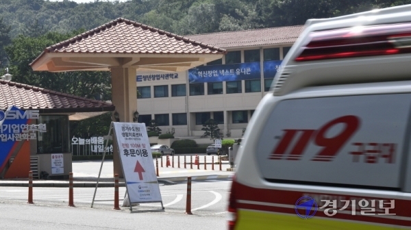 코로나19 신규 확진자가 사흘간 500여명이 발생하면서 수도권 지역 병상 확보에도 비상이 걸렸다. 17일 오후 경기도2생활치료센터에서 구급차가 분주하게 움직이고 있다. 이날 오후 2시 기준 코로나19 감염병 병상 552개 중 385개(69.7%)가 채워져 가동률이 70%대에 이르는 상황으로도는 경증환자의 경우 병상 가동률이 7.4%(204병상 중 15병상)로 여유가 있는 생활치료센터에 우선 배정하기로 했다. 조주현 기자