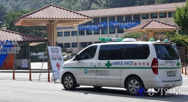 코로나19 신규 확진자가 사흘간 500여명이 발생하면서 수도권 지역 병상 확보에도 비상이 걸렸다. 17일 오후 경기도2생활치료센터에서 구급차가 분주하게 움직이고 있다. 이날 오후 2시 기준 코로나19 감염병 병상 552개 중 385개(69.7%)가 채워져 가동률이 70%대에 이르는 상황으로도는 경증환자의 경우 병상 가동률이 7.4%(204병상 중 15병상)로 여유가 있는 생활치료센터에 우선 배정하기로 했다. 조주현 기자