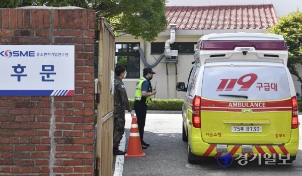 코로나19 신규 확진자가 사흘간 500여명이 발생하면서 수도권 지역 병상 확보에도 비상이 걸렸다. 17일 오후 경기도2생활치료센터에서 구급차가 분주하게 움직이고 있다. 이날 오후 2시 기준 코로나19 감염병 병상 552개 중 385개(69.7%)가 채워져 가동률이 70%대에 이르는 상황으로도는 경증환자의 경우 병상 가동률이 7.4%(204병상 중 15병상)로 여유가 있는 생활치료센터에 우선 배정하기로 했다. 조주현 기자