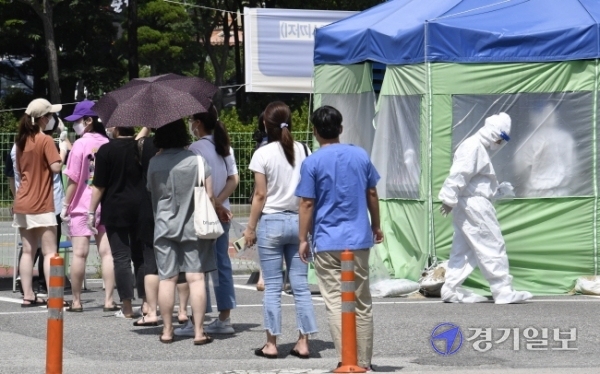 수도권을 중심으로 코로나19 확진자가 폭발적으로 증가한 17일 오후 입원한 환자 2명이 잇따라 코로나19 확진판정 받은 안산시 한도병원에서 의료진 등 관계자들이 코로나19 검사를 받기 위해 길게 늘어서 있다.조주현기자