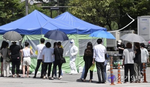수도권을 중심으로 코로나19 확진자가 폭발적으로 증가한 17일 오후 입원한 환자 2명이 잇따라 코로나19 확진판정 받은 안산시 한도병원에서 의료진 등 관계자들이 코로나19 검사를 받기 위해 길게 늘어서 있다.조주현기자