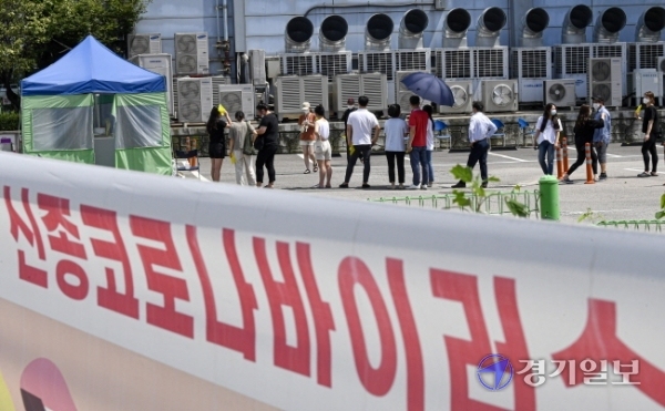 수도권을 중심으로 코로나19 확진자가 폭발적으로 증가한 17일 오후 입원한 환자 2명이 잇따라 코로나19 확진판정 받은 안산시 한도병원에서 의료진 등 관계자들이 코로나19 검사를 받기 위해 길게 늘어서 있다.조주현기자