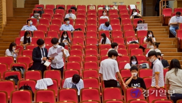 '제10회 전국학생 글로벌 경제토론대회 예선전'이 열린 16일 수원 아주대학교 연암관에서 조원고등학교 'Try everything'팀과 조원고등학교 '스코피온'팀이 열띤 토론을 펼치고 있다. 글로벌 차세대 리더를 육성하기 위해 열린 이번 토론회는 경기일보가 주최하고 아주대학교가 주관했다. 윤원규기자