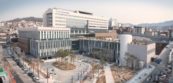 지난달 27일 정식 개원한 성남시의료원이 최신 장비를 통해 본시가지의 의료 공백 매우기에 앞장서고 있다. 사진은 성남시의료원 전경.  성남시의료원 제공