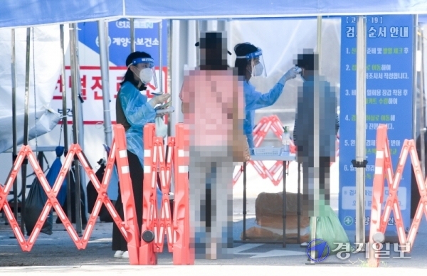인천에서 광복절 연휴기간 서울 사랑제일교회를 중심으로 코로나19 확진자가 급증한 가운데 17일 오후 계양구보건소 선별진료소에서 안내문자를 받은 시민이 검사를 받기위해 줄지어 기다리고 있다. 장용준기자