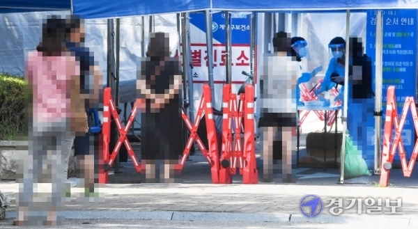 인천에서 광복절 연휴기간 서울 사랑제일교회를 중심으로 코로나19 확진자가 급증한 가운데 17일 오후 계양구보건소 선별진료소에서 안내문자를 받은 시민이 검사를 받기위해 줄지어 기다리고 있다. 장용준기자