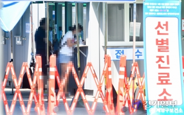 인천에서 광복절 연휴기간 서울 사랑제일교회를 중심으로 코로나19 확진자가 급증한 가운데 17일 오후 계양구보건소 선별진료소에서 안내문자를 받은 시민이 검사를 받기위해 줄지어 기다리고 있다. 장용준기자