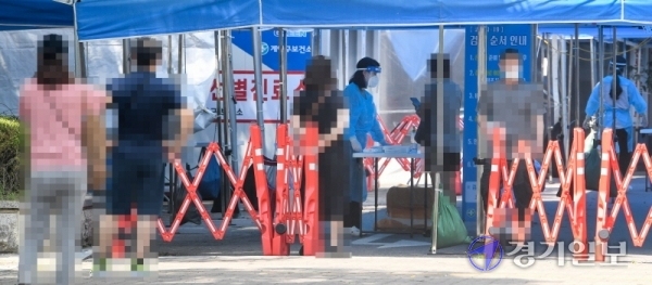 인천에서 광복절 연휴기간 서울 사랑제일교회를 중심으로 코로나19 확진자가 급증한 가운데 17일 오후 계양구보건소 선별진료소에서 안내문자를 받은 시민이 검사를 받기위해 줄지어 기다리고 있다. 장용준기자