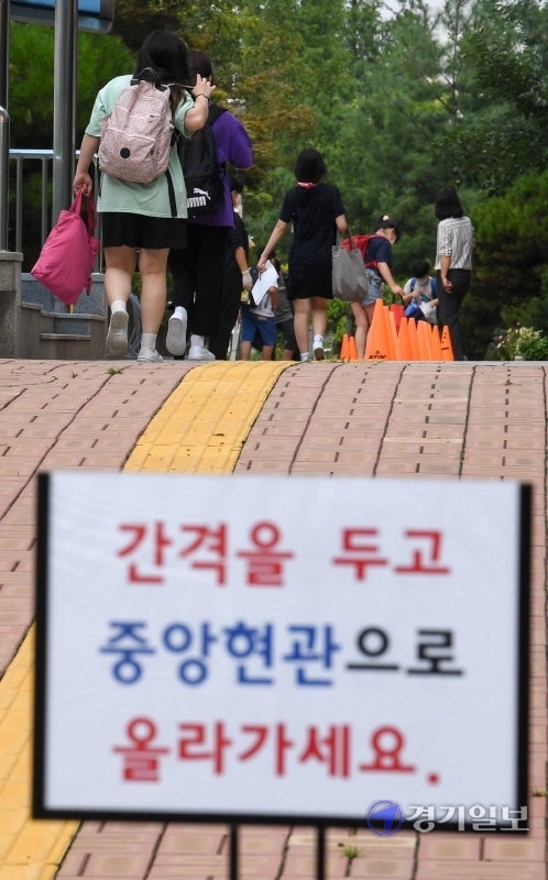 인천을 비롯한 수도권지역의 학교 밀집도 최소화 조치를 시작한 18일 오전 서구 초은 초등학교 학생들이 여름방학 개학 등교를 하고 있다. 이날 학교는 홀수학년에 홀수번호 학생들만 등교시켜 선제적인 1/4 밀집도 최소화 조치를 시행했다. 장용준기자