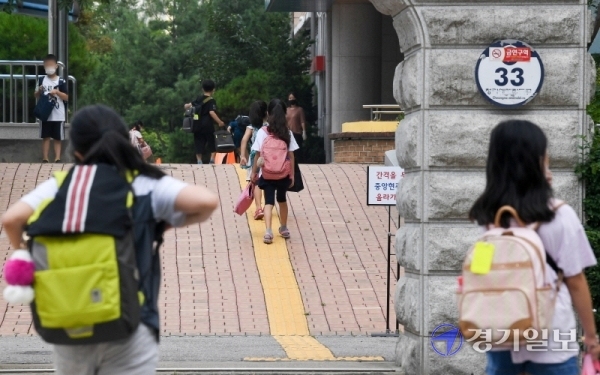 인천을 비롯한 수도권지역의 학교 밀집도 최소화 조치를 시작한 18일 오전 서구 초은 초등학교 학생들이 여름방학 개학 등교를 하고 있다. 이날 학교는 홀수학년에 홀수번호 학생들만 등교시켜 선제적인 1/4 밀집도 최소화 조치를 시행했다. 장용준기자